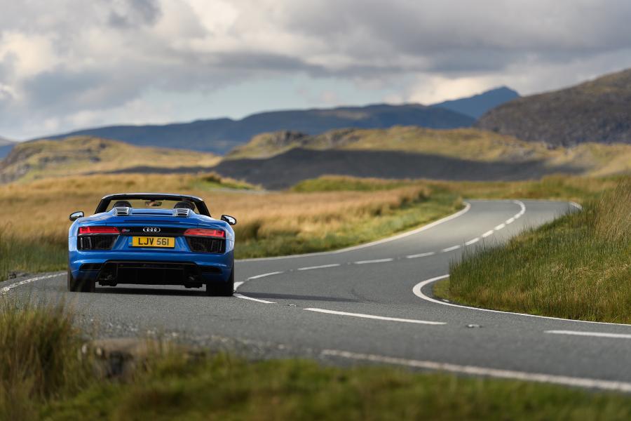  Audi R8 Spyder V10 2016 года  (UK) (фото 11 из 40)